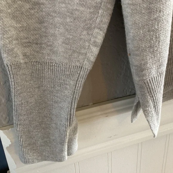 Ladies pull over “light “ sweater size S (but fits more like a M) gray/white - Picture 9 of 14